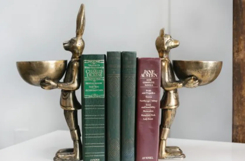 E   E Serving Dish/Standing Bookends